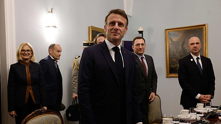 El presidente francés, Emmanuel Macron, asiste a una reunión con el presidente de Polonia en el palacio presidencial en Varsovia