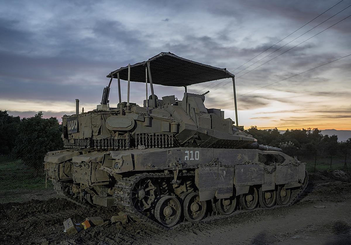 Un vehículo militar israelí abandona la frontera sur de Líbano este miércoles