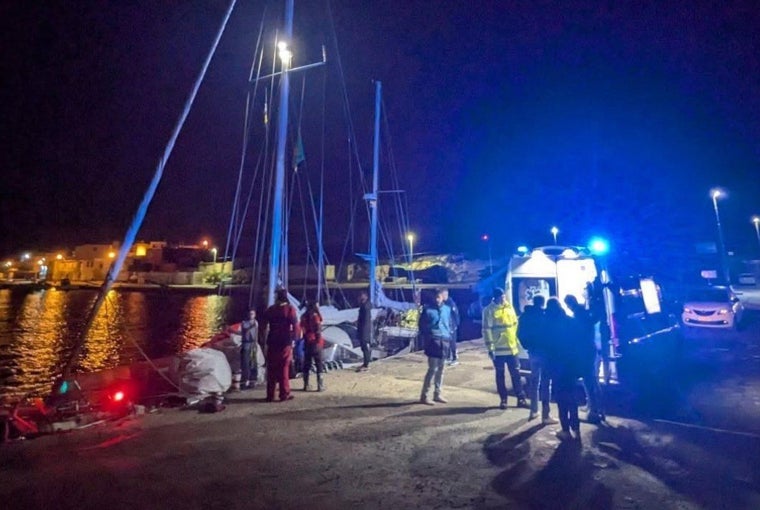 La tripulación del velero Trotamar III, de la ONG alemana Compass Collective, estaba buscando una barcaza en apuros cuando escuchó los gritos de la menor en medio del mar en medio de la noche, a unas diez millas de la isla italiana de Lampedusa