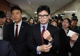 El líder del partido gobernante en Corea del Sur aboga por «suspender» a su presidente