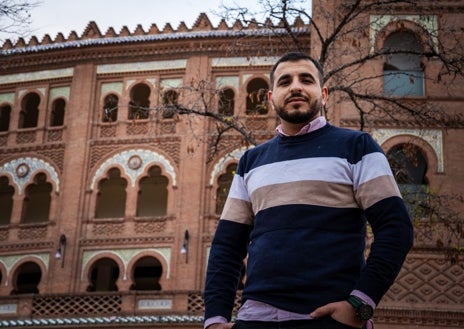 Imagen secundaria 1 - Arriba, Khalid en su restaurante en Valdemoro. Abajo a la izquierda, Abdel en la plaza de Ventas. A la derecha, Wasin en Estrecho