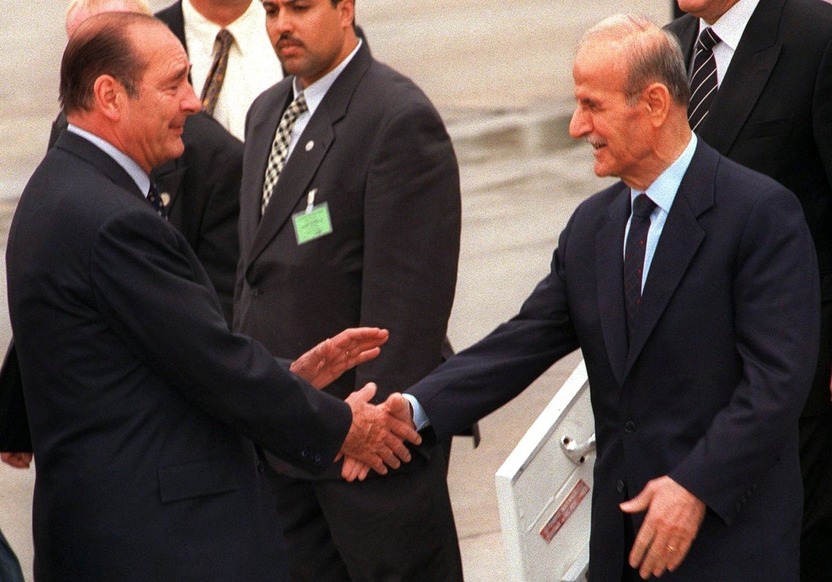 El presidente francés, Jacques Chirac (izq.), estrecha la mano del presidente sirio, Hafez Al Assad, a su llegada al aeropuerto de Orly, cerca de París, el 16 de julio de 1998. Hafez al-Assad realizaba su primera visita oficial a Occidente en 22 años.