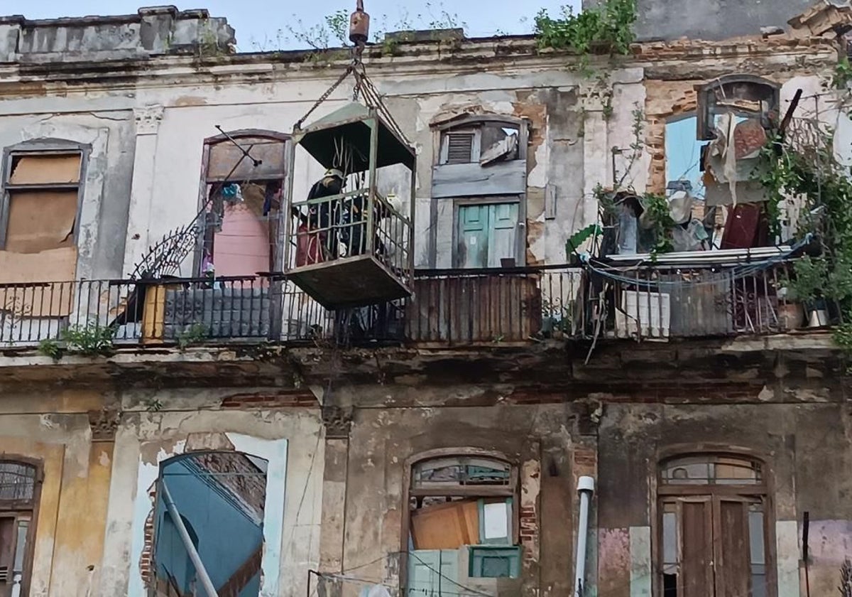 Un equipo de rescatistas recuperan cuerpos sin vida de un edificio que se derrumbó en La Habana, en una foto de archivo