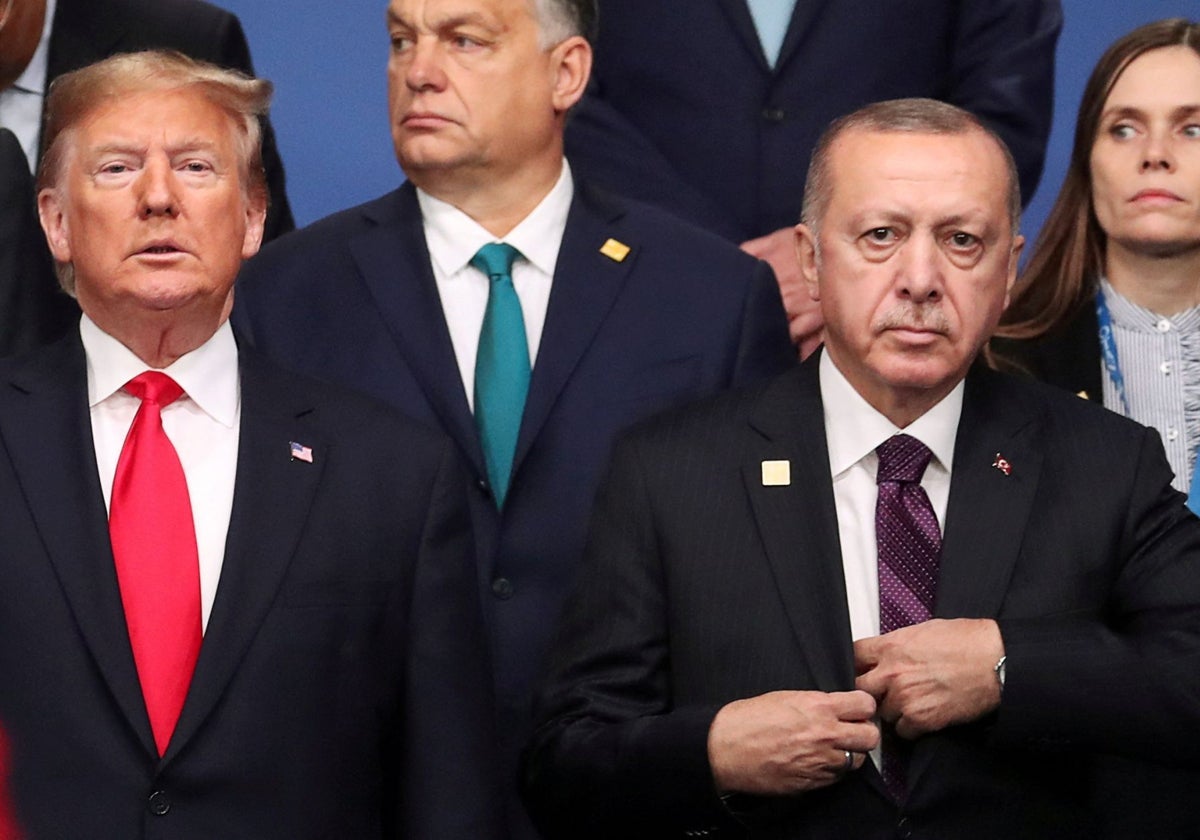 Foto de archivo: Donald Trump y Recep Tayyip Erdogan posan en la foto de familia de la OTAN