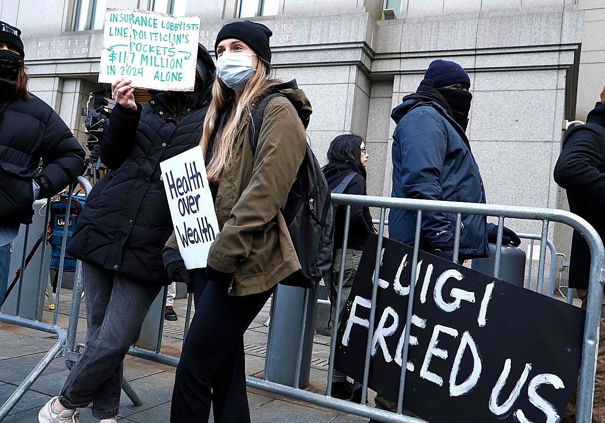 Manifestantes fuera del juzgado de Nueva York.