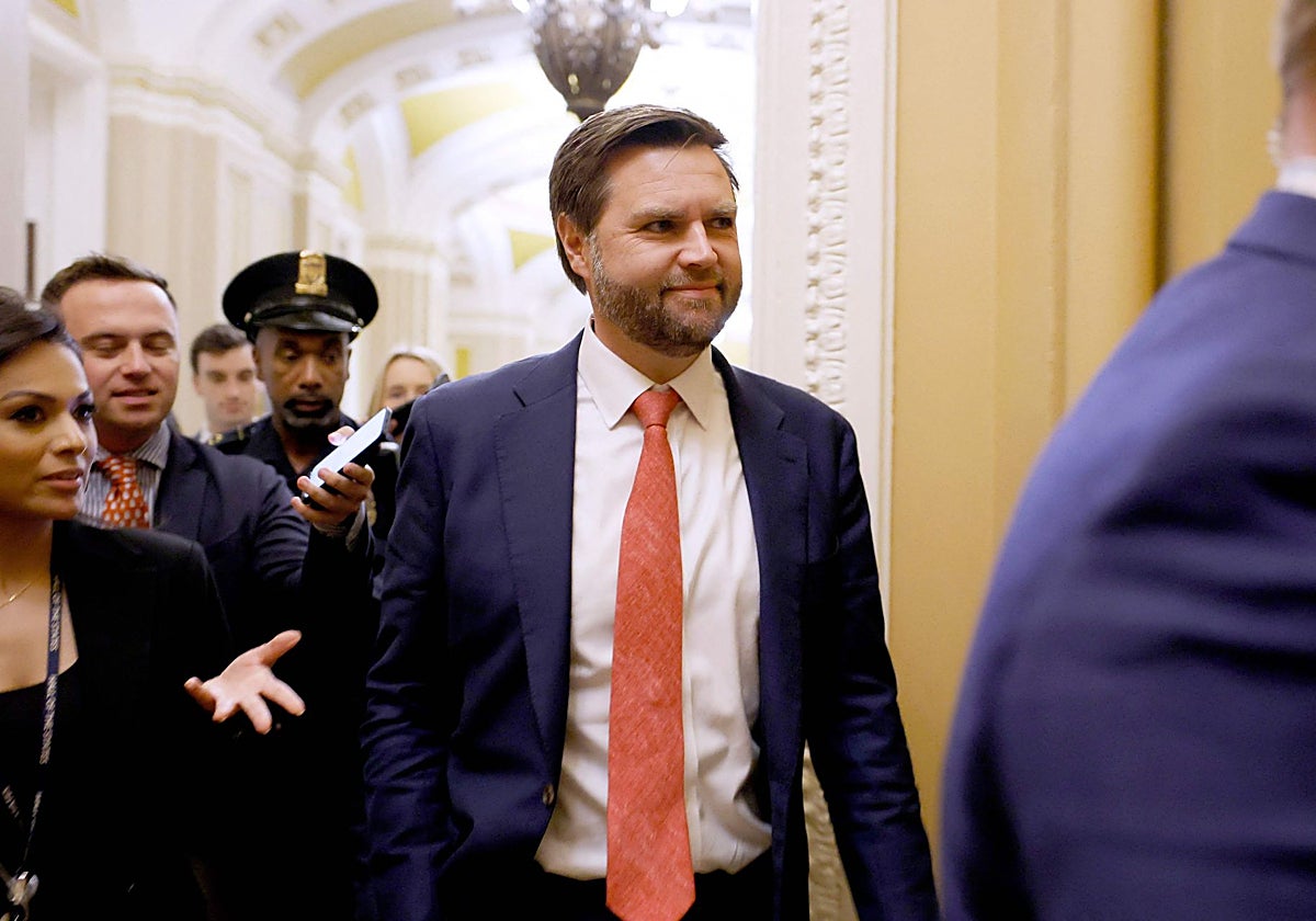 El vicepresidente electo de los EE. UU., el senador JD Vance, sale de la Cámara del Senado en el Capitolio