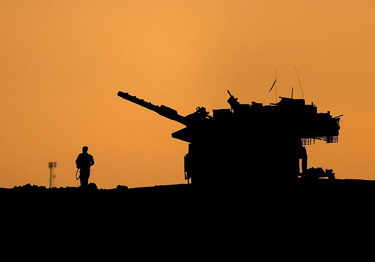 Silueta de un tanque israelí cerca de la frontera con Gaza