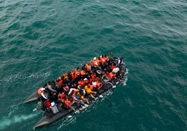 Francia rescata a 107 inmigrantes que intentaban cruzar el Canal de la Mancha