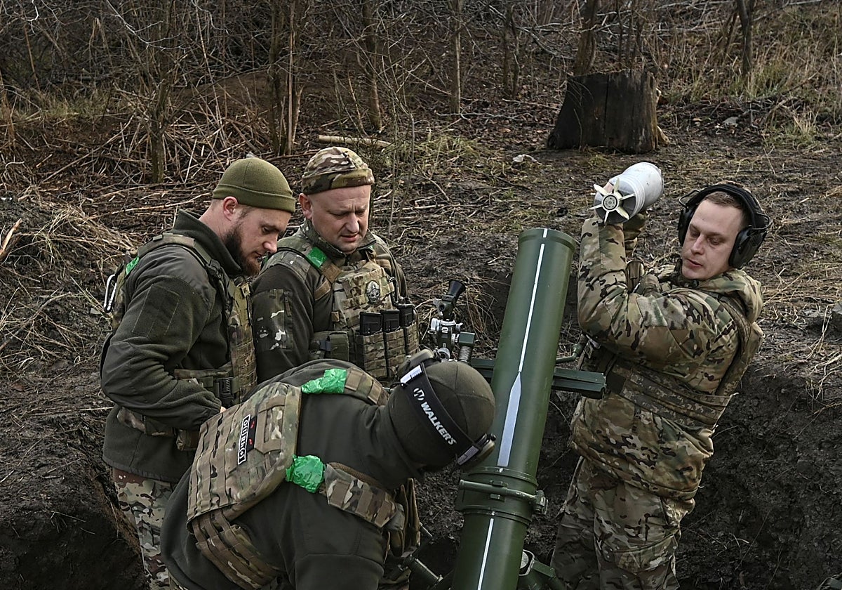 Miembros de la brigada 'Khyzhak' se preparan para disparar un mortero contra las tropas rusas, cerca de Toretsk
