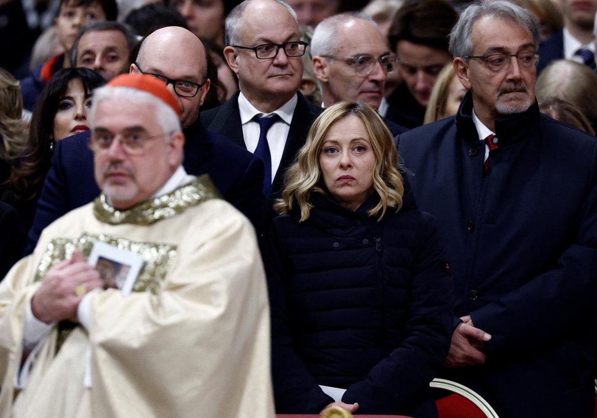 La primera ministra italiana durante la misa del 24 de diciembre en la Basílica de San Pedro, en Roma