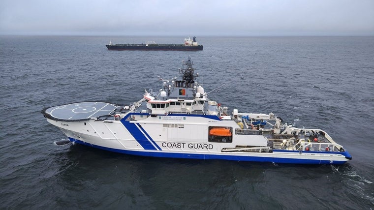 El barco de la Guardia Fronteriza finlandesa Turva y el petrolero Eagle S navegan en el mar frente a Porkkala, Finlandia