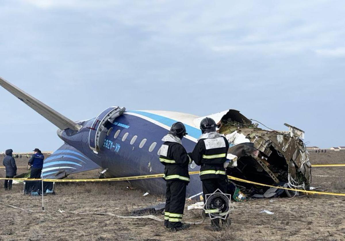 Miembros de los servicios de emergencias trabajan en el rescate de pasajeros del avión.