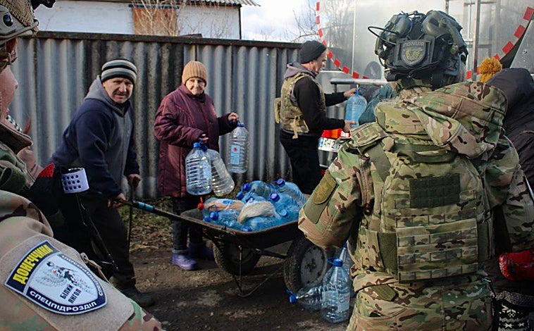 Imagen principal - Socorriendo a civiles, trasladándoles a lugares más seguros, ayudando en las tareas de abastecimiento de luz y alimentos, y otros suministros. Así actúan los 'Ángeles Blancos'