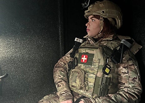 Imagen secundaria 1 - Socorriendo a civiles, trasladándoles a lugares más seguros, ayudando en las tareas de abastecimiento de luz y alimentos, y otros suministros. Así actúan los 'Ángeles Blancos'