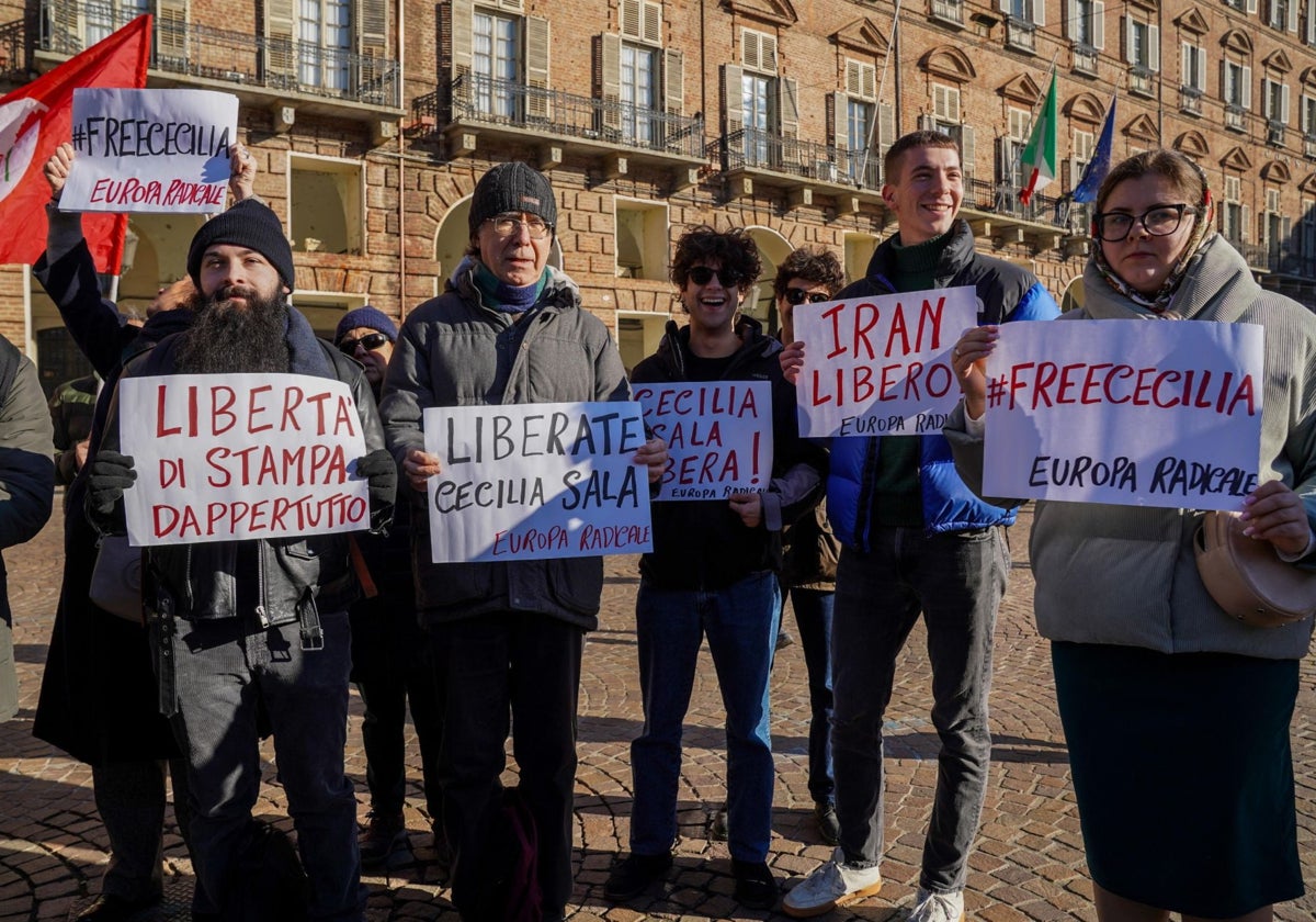 Manifestantes acuden a una sentada pacífica por la detención de la periodista Cecilia Sala en Irán