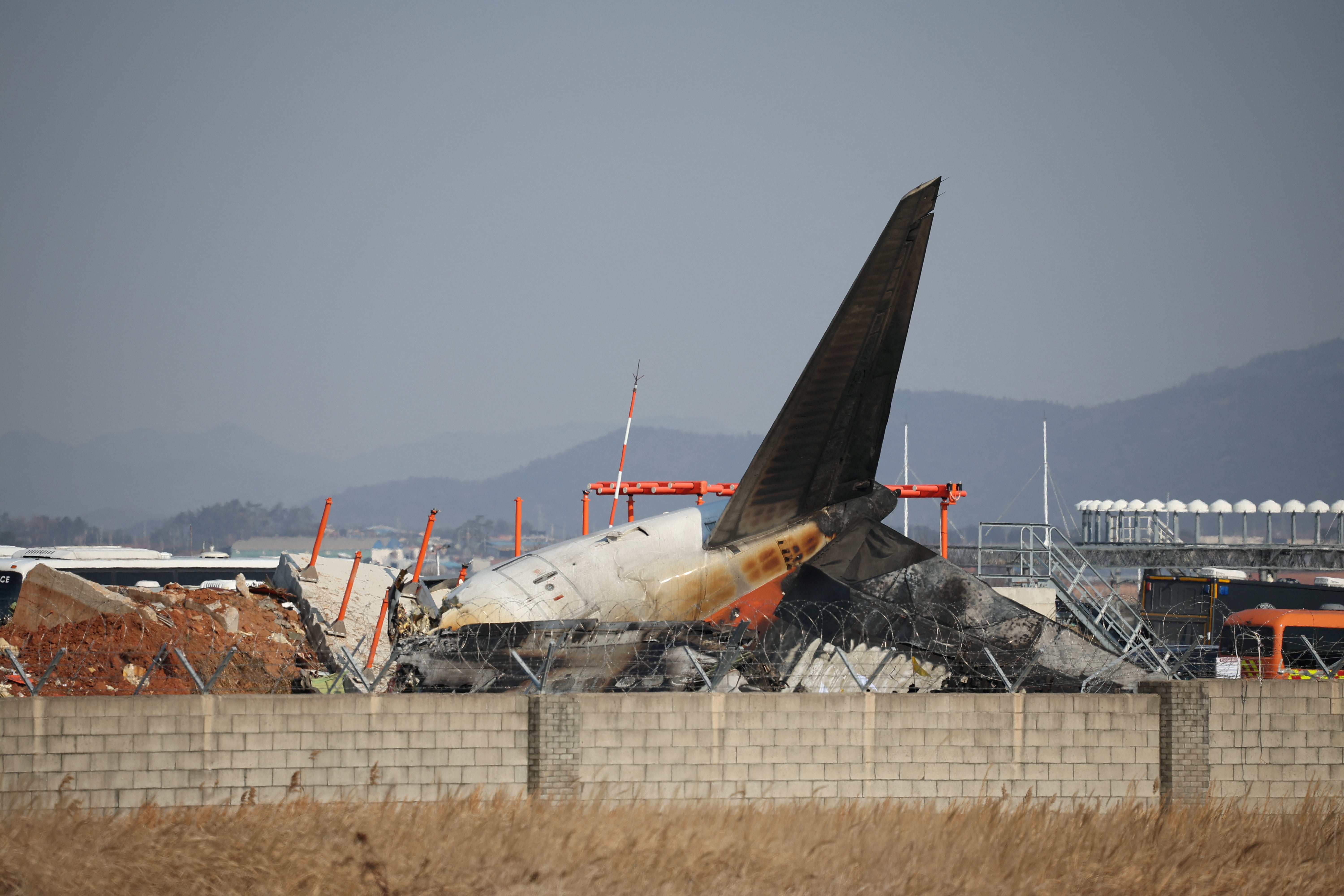 Las imágenes tras el accidente de avión con 181 pasajeros en Corea del Sur