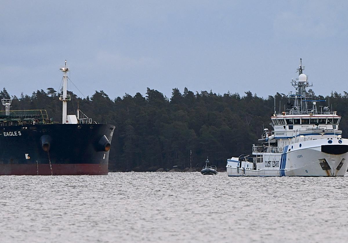El petrolero ruso Eagle S, abordado por los guardacostas de Finlandia