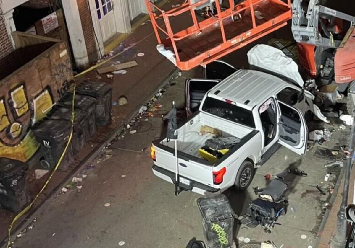 La camioneta con la que Jabbar arrolló a la multitud en Nueva Orleans, con una bandera de Daesh