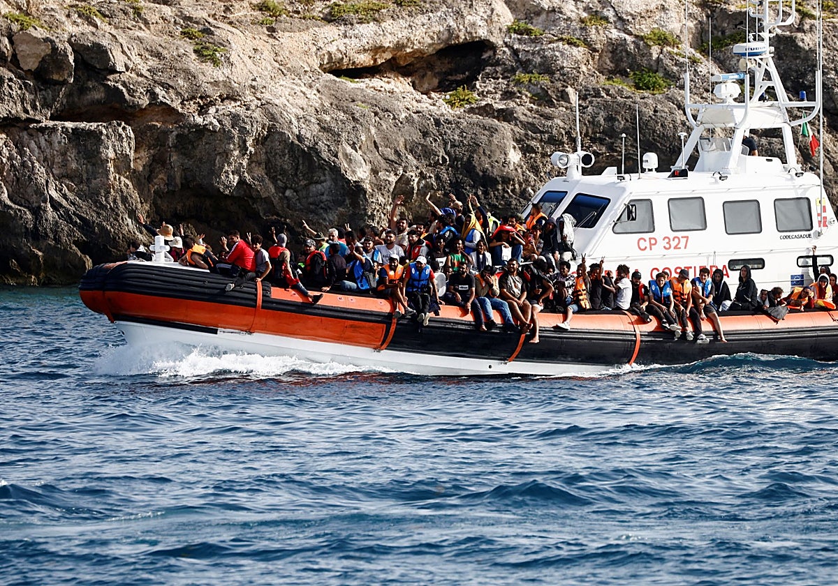 Migrantes rescatados llegan a la costa de Lampedusa