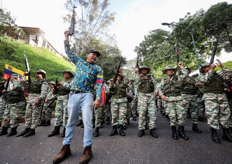 Imagen secundaria 1 - Miembros de la Milicia Bolivariana y simpatizantes del presidente Nicolás Maduro marchan para pedir lealtad