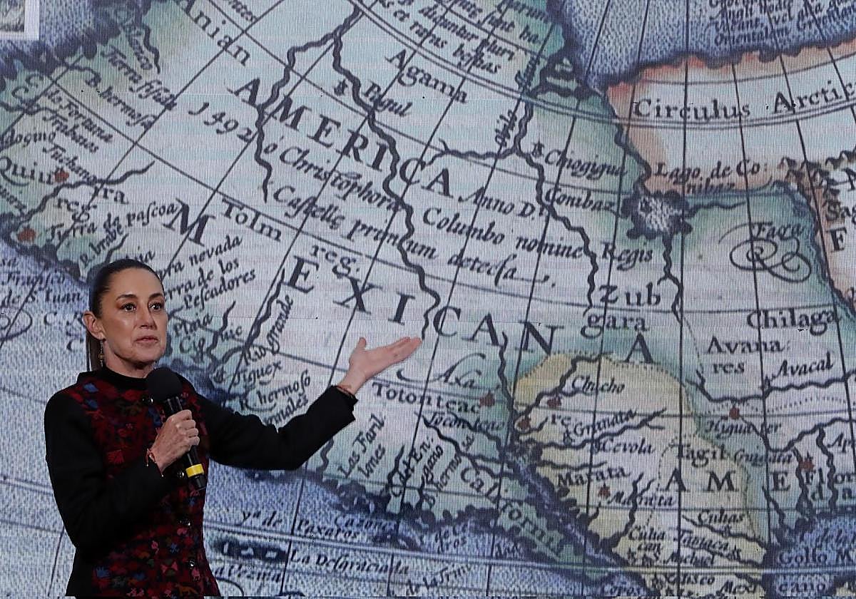 La presidenta de México, Claudia Sheinbaum, habla durante su rueda de prensa diaria este miércoles, en el Palacio Nacional en la Ciudad de México (México)