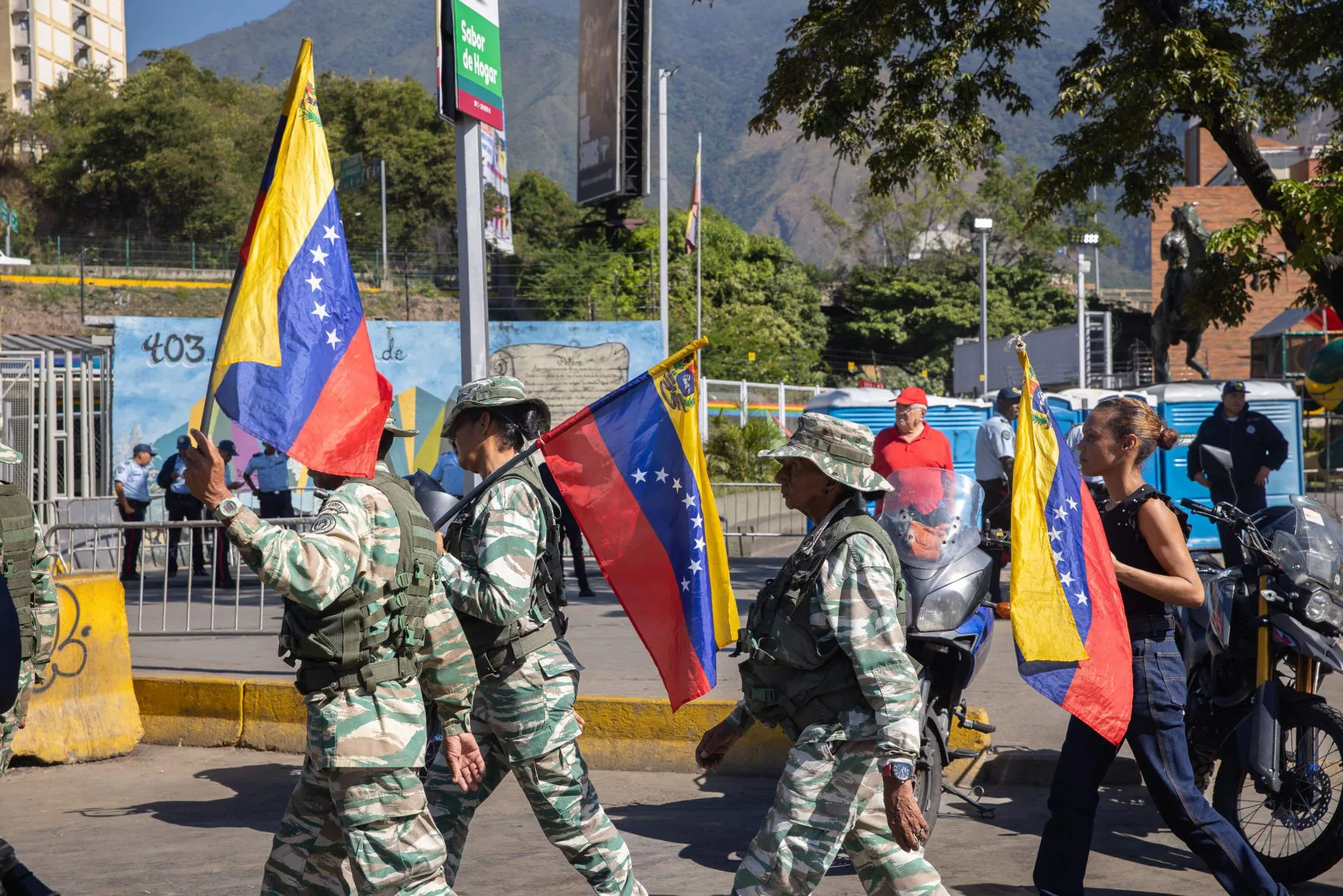 En imágenes | Miles de personas se unen en Venezuela a las protestas contra Maduro