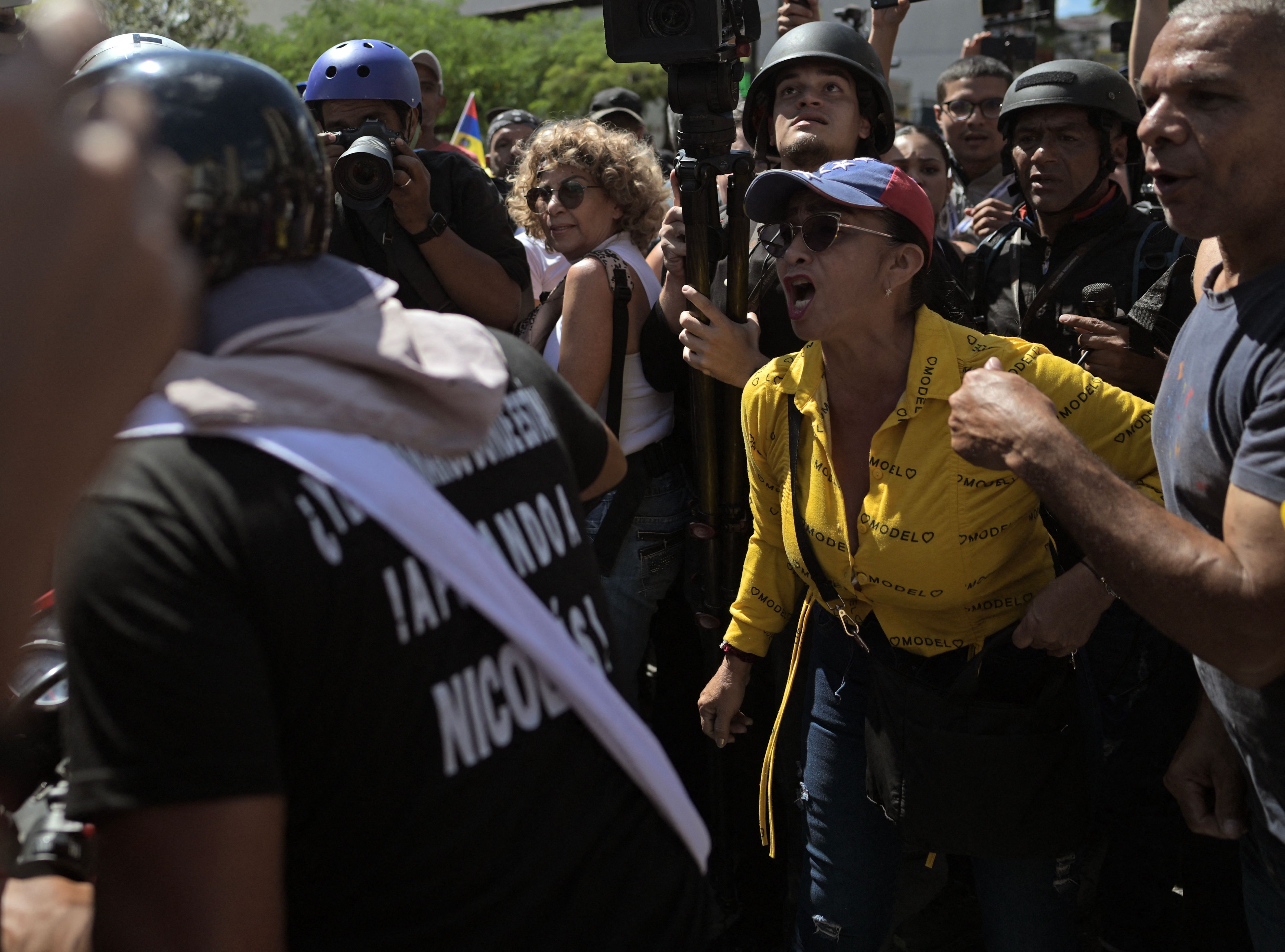 En imágenes | Miles de personas se unen en Venezuela a las protestas contra Maduro