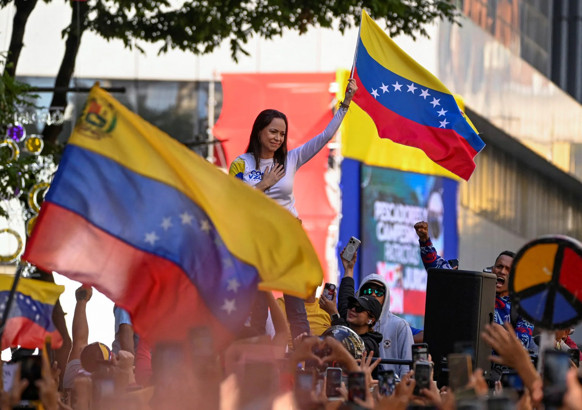 En imágenes | Miles de personas se unen en Venezuela a las protestas contra Maduro