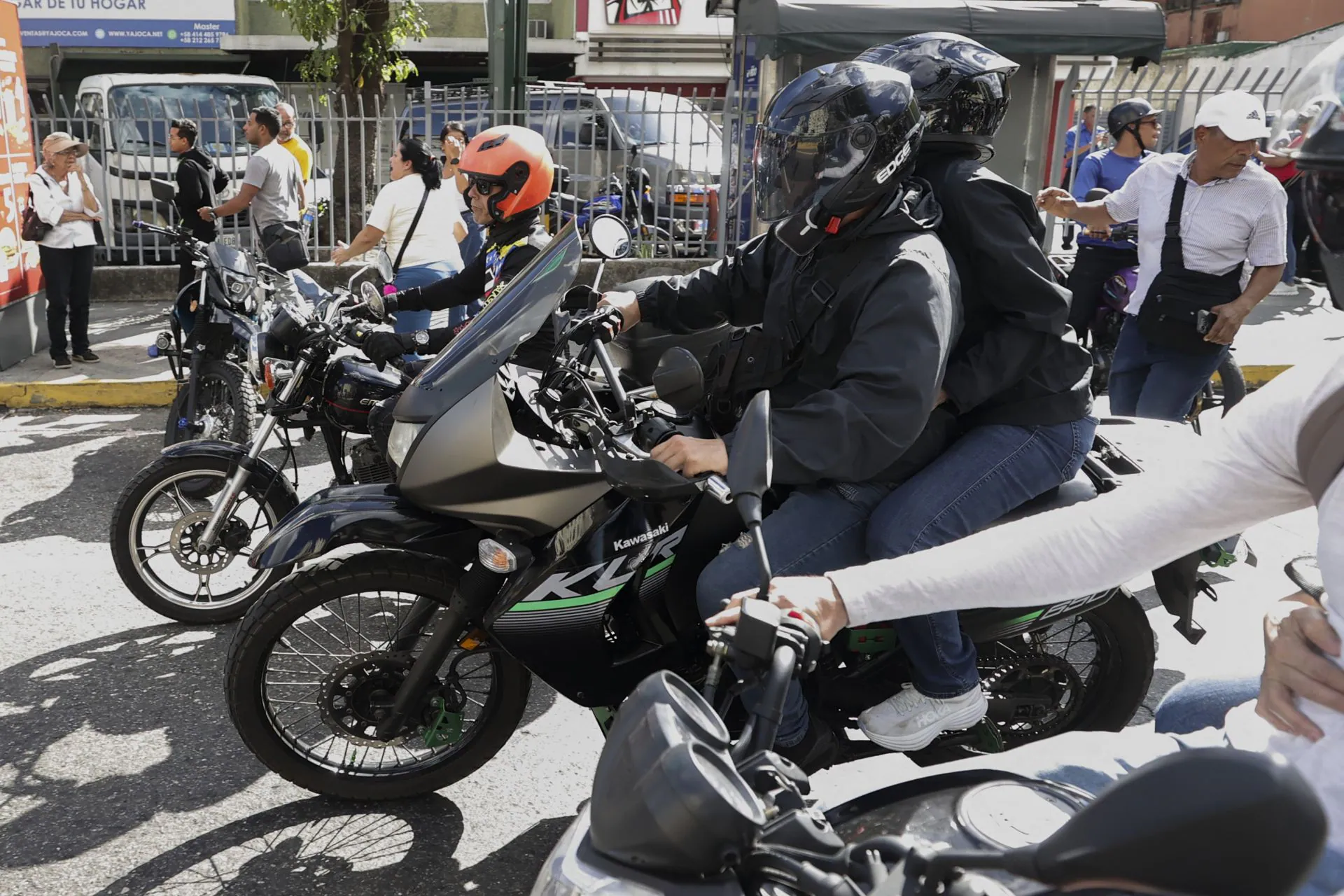 En imágenes | Miles de personas se unen en Venezuela a las protestas contra Maduro