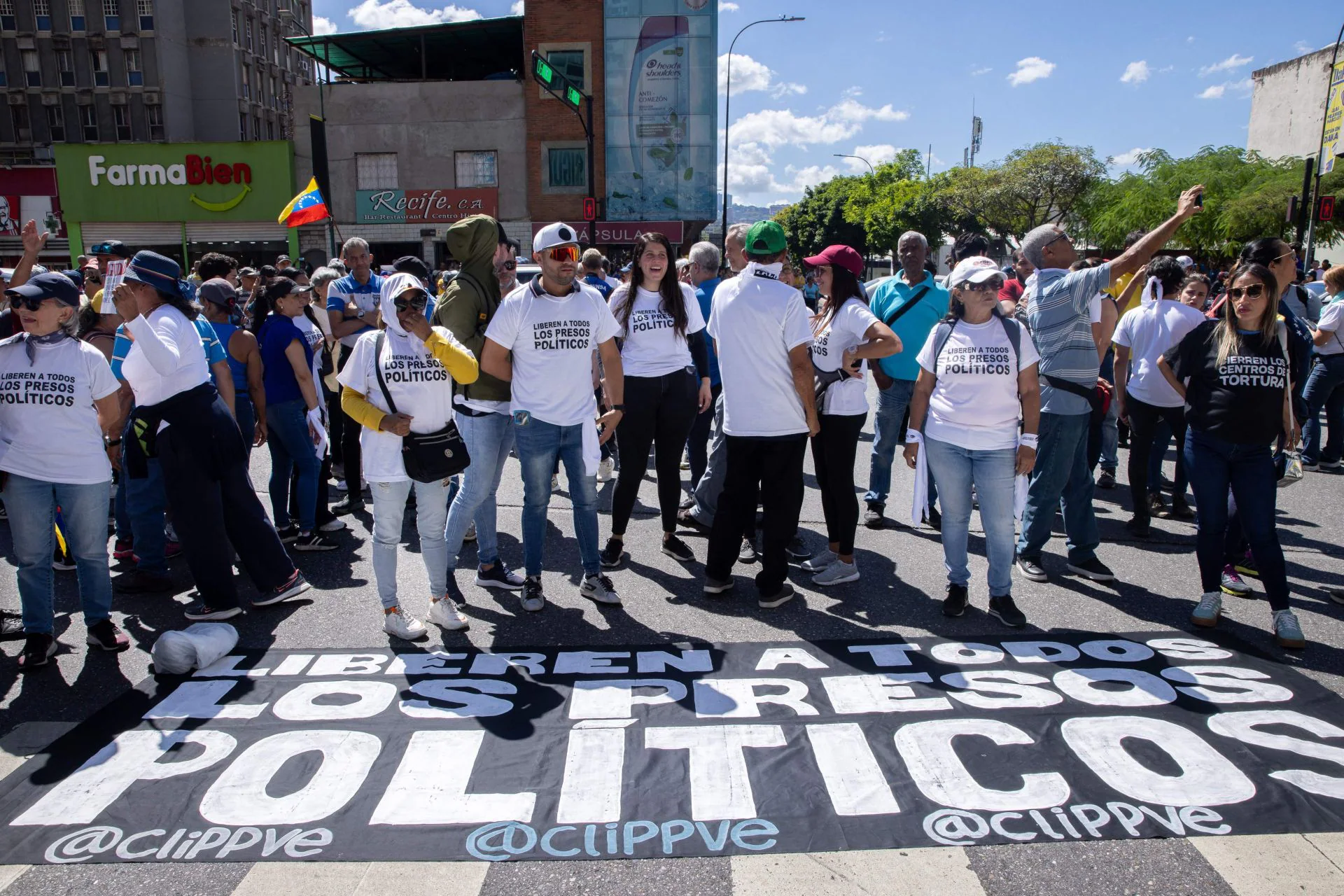 En imágenes | Miles de personas se unen en Venezuela a las protestas contra Maduro