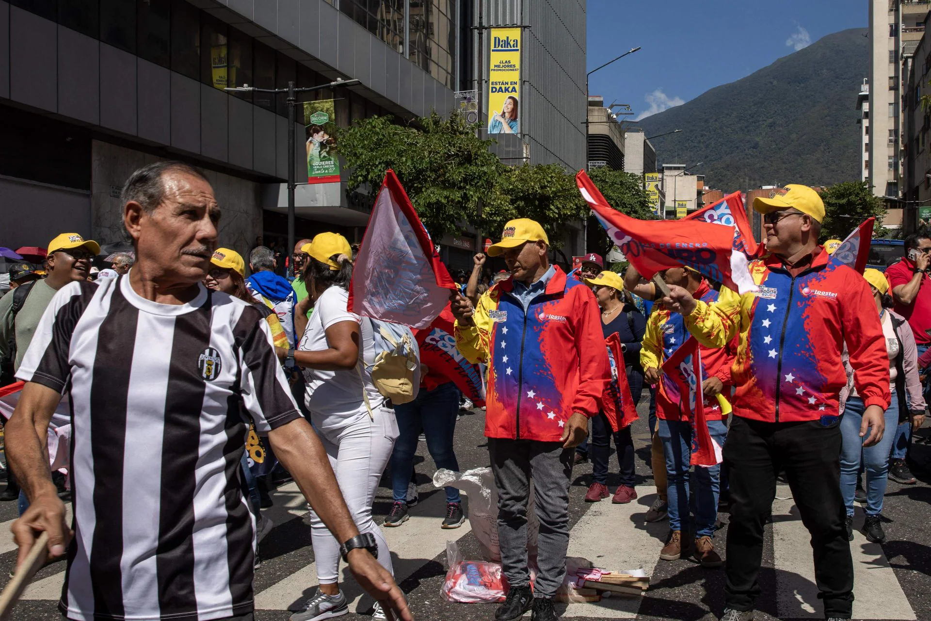 En imágenes | Miles de personas se unen en Venezuela a las protestas contra Maduro