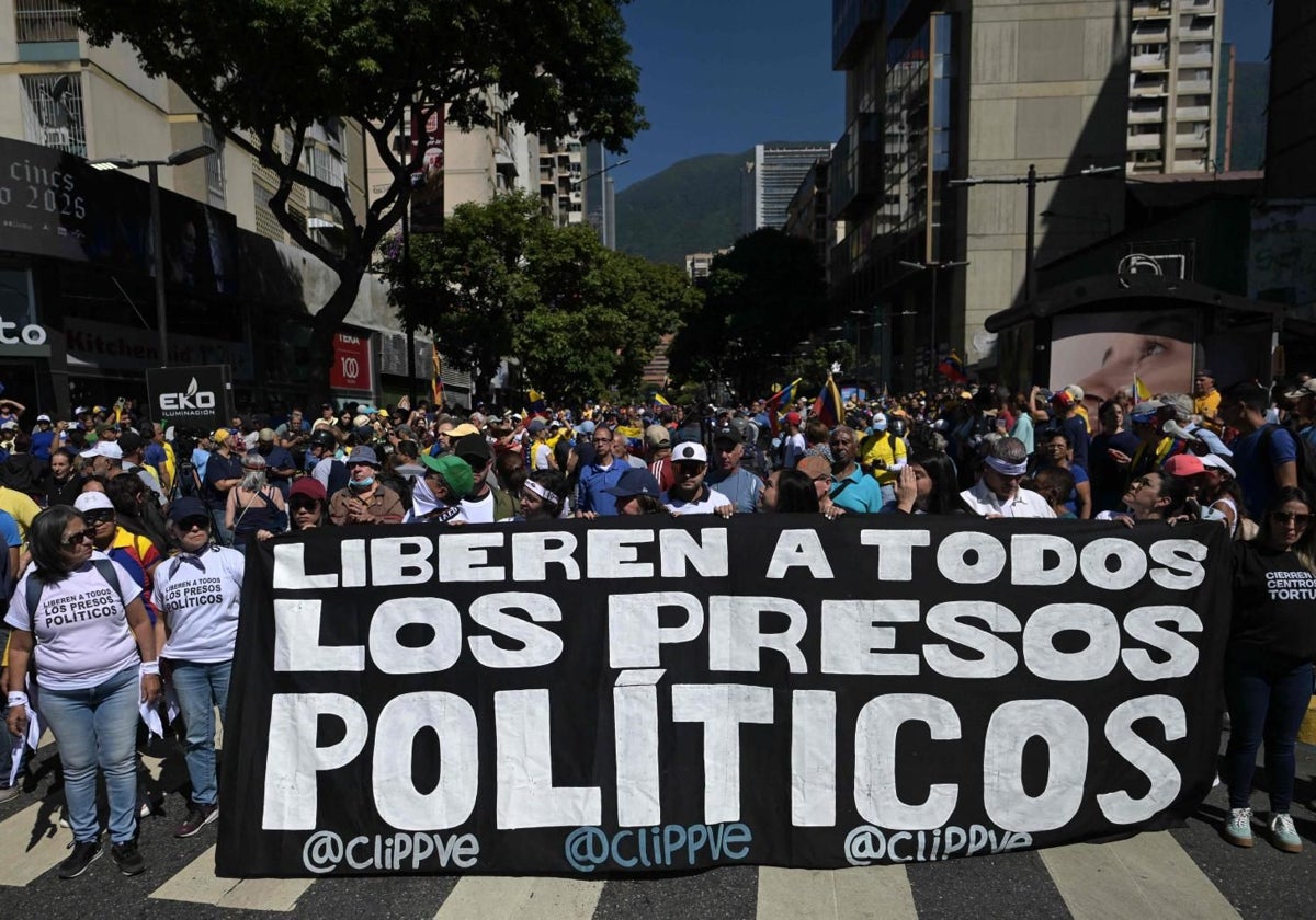 Los manifestantes sostienen una pancarta exigiendo la liberación de todos los presos políticos durante una protesta convocada por la oposición