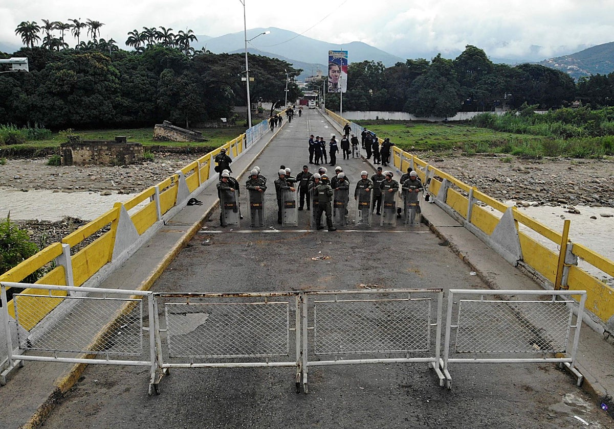 Vista aérea que muestra a miembros de la Guardia Nacional Bolivariana haciendo guardia en el Puente Internacional Simón Bolívar, en la frontera entre Colombia y Venezuela