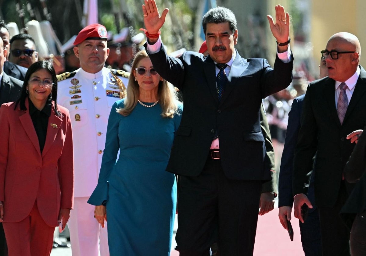 Nicolás Maduro antes de su jura fraudulenta, con los hermanos Rodríguez y su esposa Cilia Flores