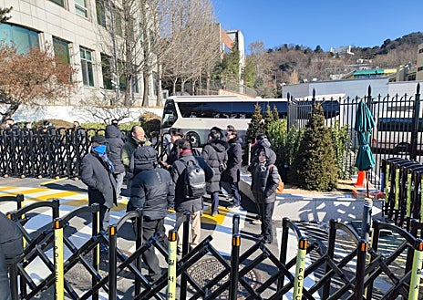 Imagen secundaria 1 - Una pancarta que llama a «disolver la Asamblea Nacional», un autobús bloquea la residencia del presidente y partidarios de Yoon se manifiestan en los alrededores del edificio