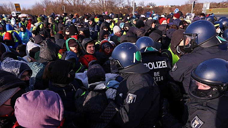 Manifestantes bloquean una carretera durante una manifestación, cerca de la sede del congreso del partido de extrema derecha Alternativa para Alemania (AfD) en Riesa