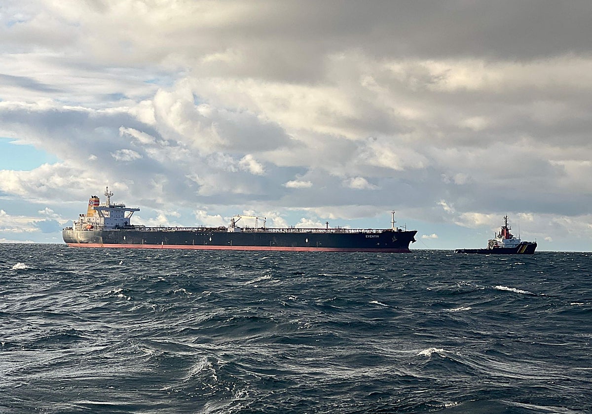 El petrolero 'Eventin' mientras se establece una conexión desde el remolcador de emergencia Bremen