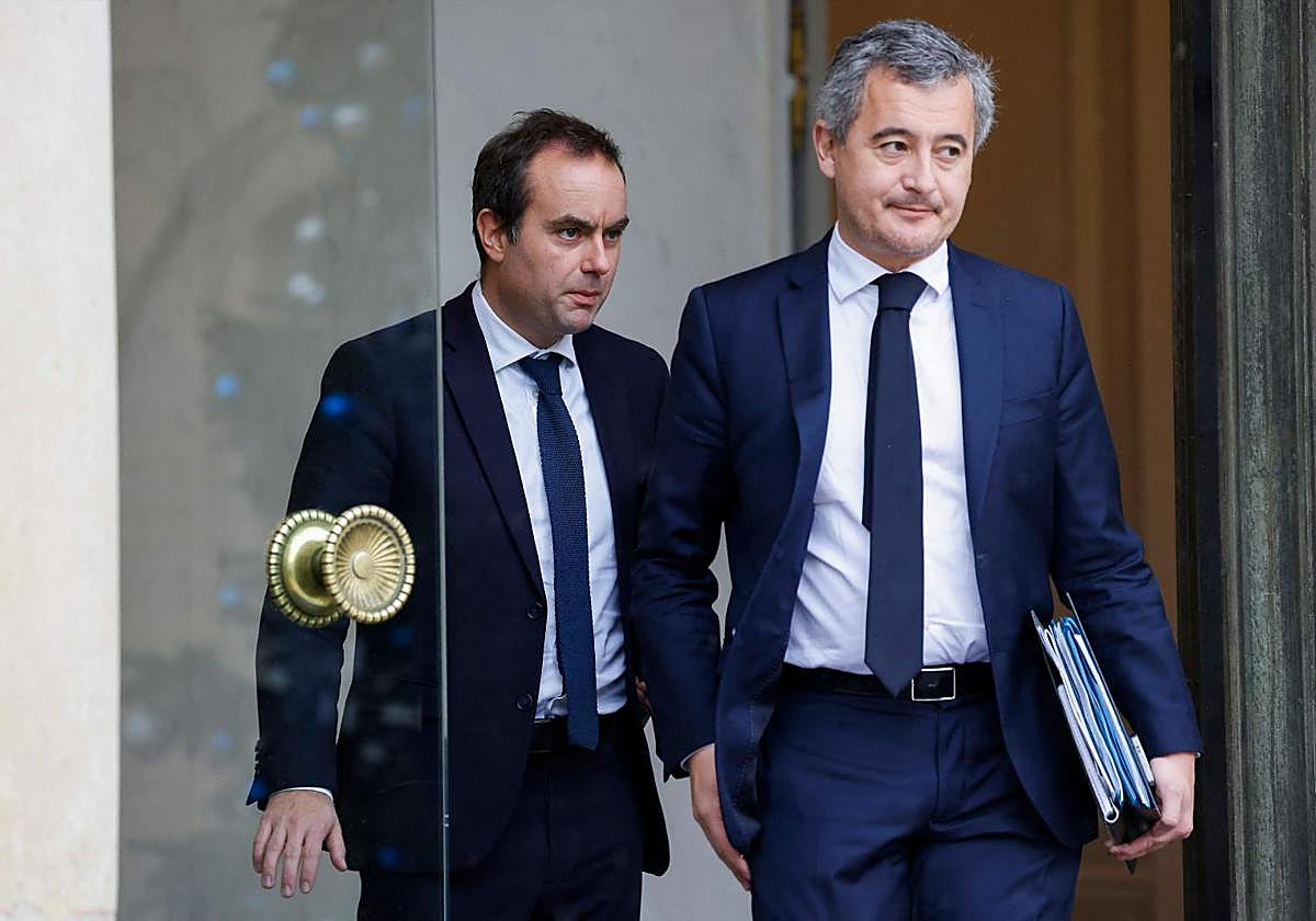 El ministro francés de las Fuerzas Armadas, Sebastien Lecornu (izq), y el ministro francés de Justicia, Gerald Darmanin (der), salen tras la reunión del gabinete en el Palacio presidencial del Elíseo en París