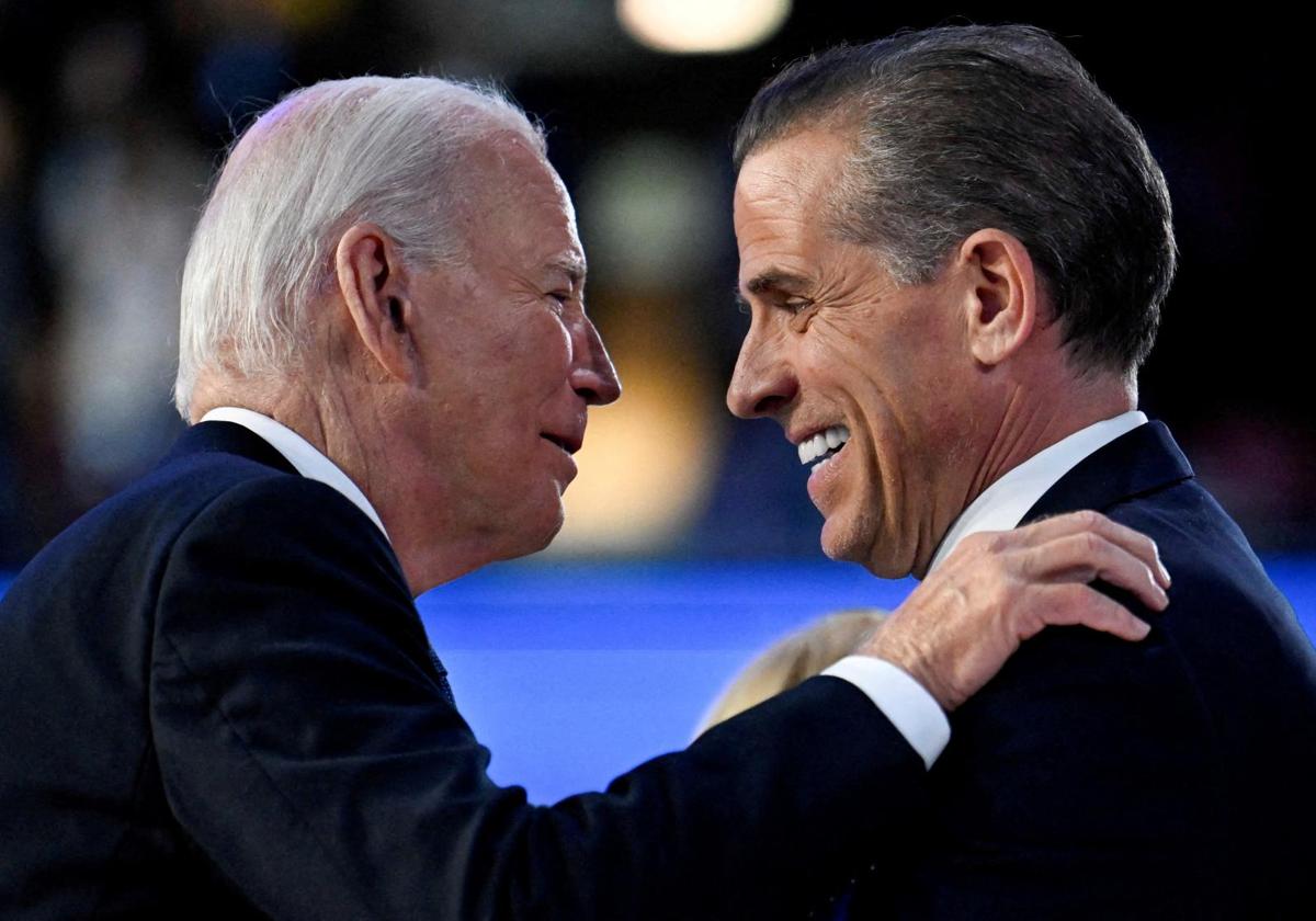 El presidente de Estados Unidos, Joe Biden, saluda a su hijo Hunter Biden durante la Convención Nacional Demócrata (DNC) en Chicago