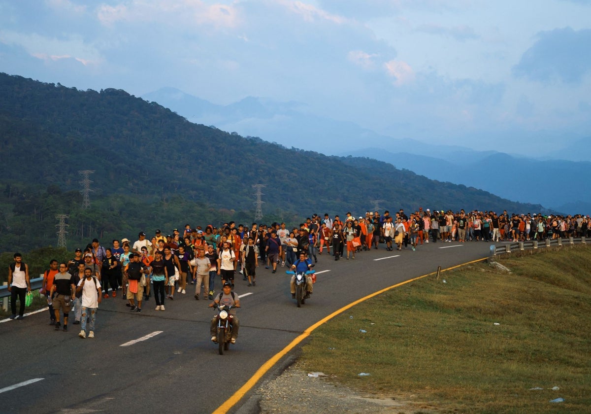 Caravana migrante sale de Huixtla para llegar a la frontera con Estados Unidos