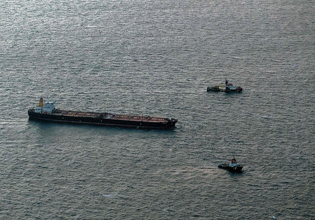 El petrolero Eventin, remolcado el 10 de enero a un puerto alemán tras quedar a la deriva por una avería eléctrica