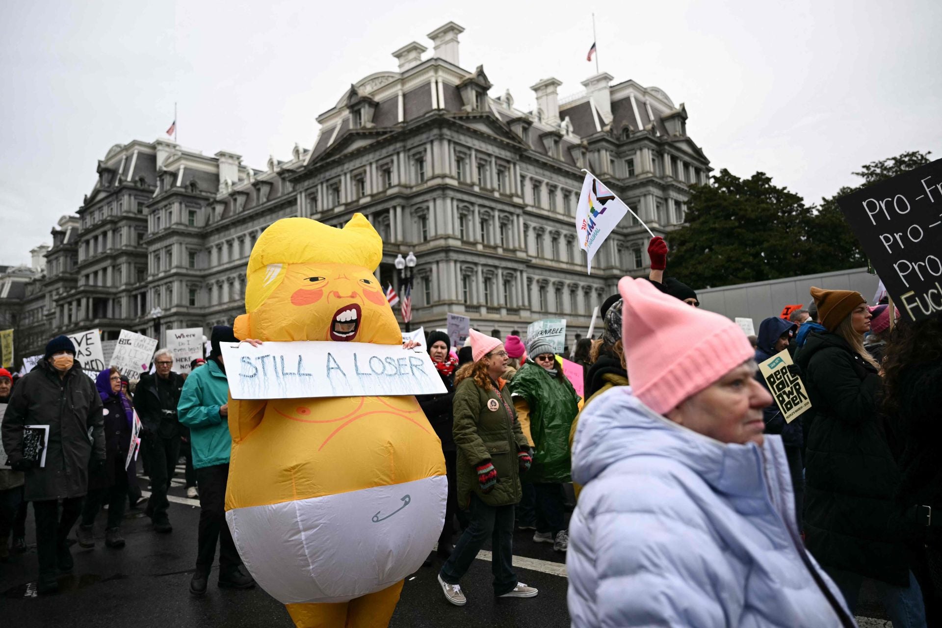 Miles de personas se manifiestan contra Trump en Washington