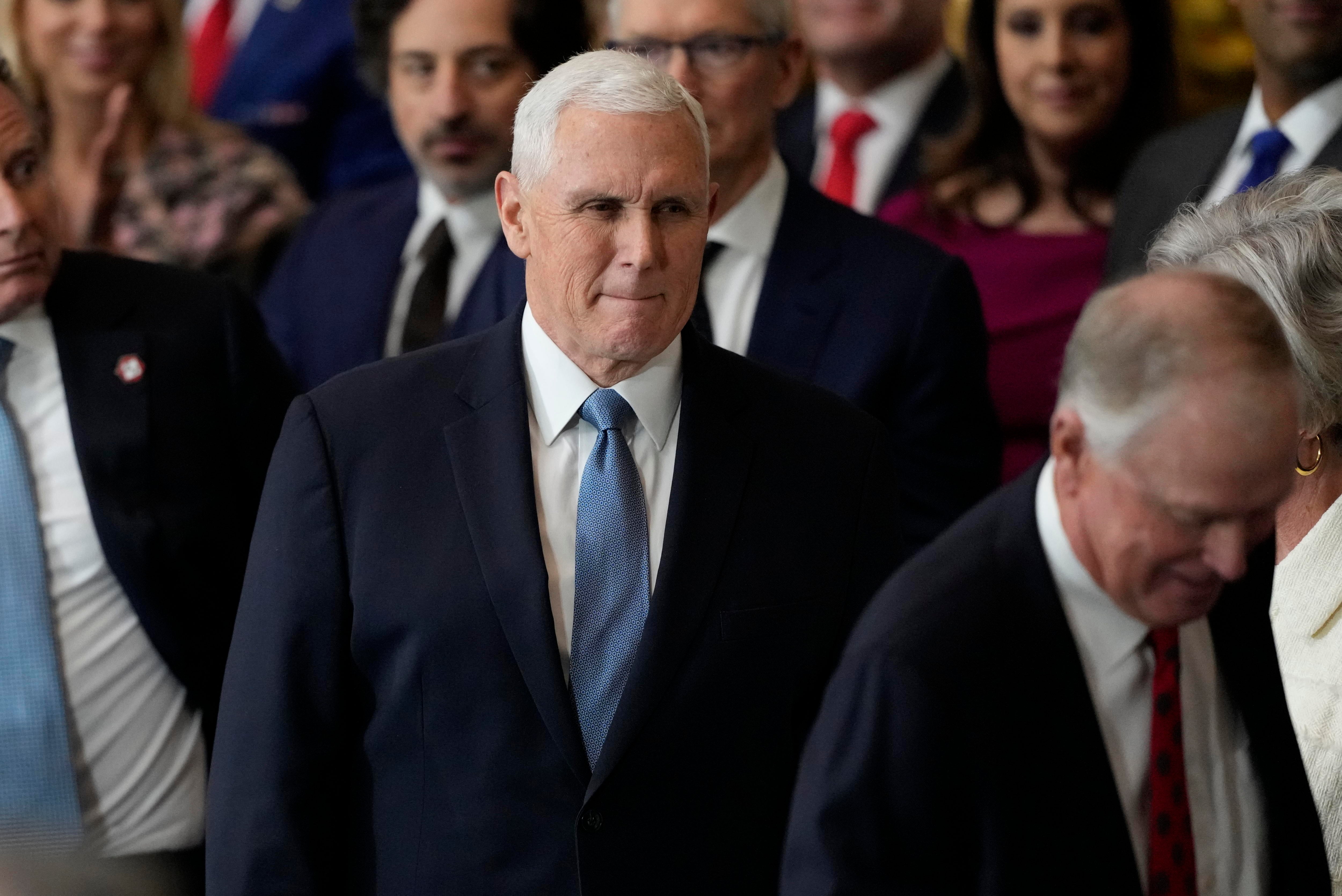 El exvicepresidente Mike Pence llega al Capitolio de Estados Unidos para la jura de Donald Trump.