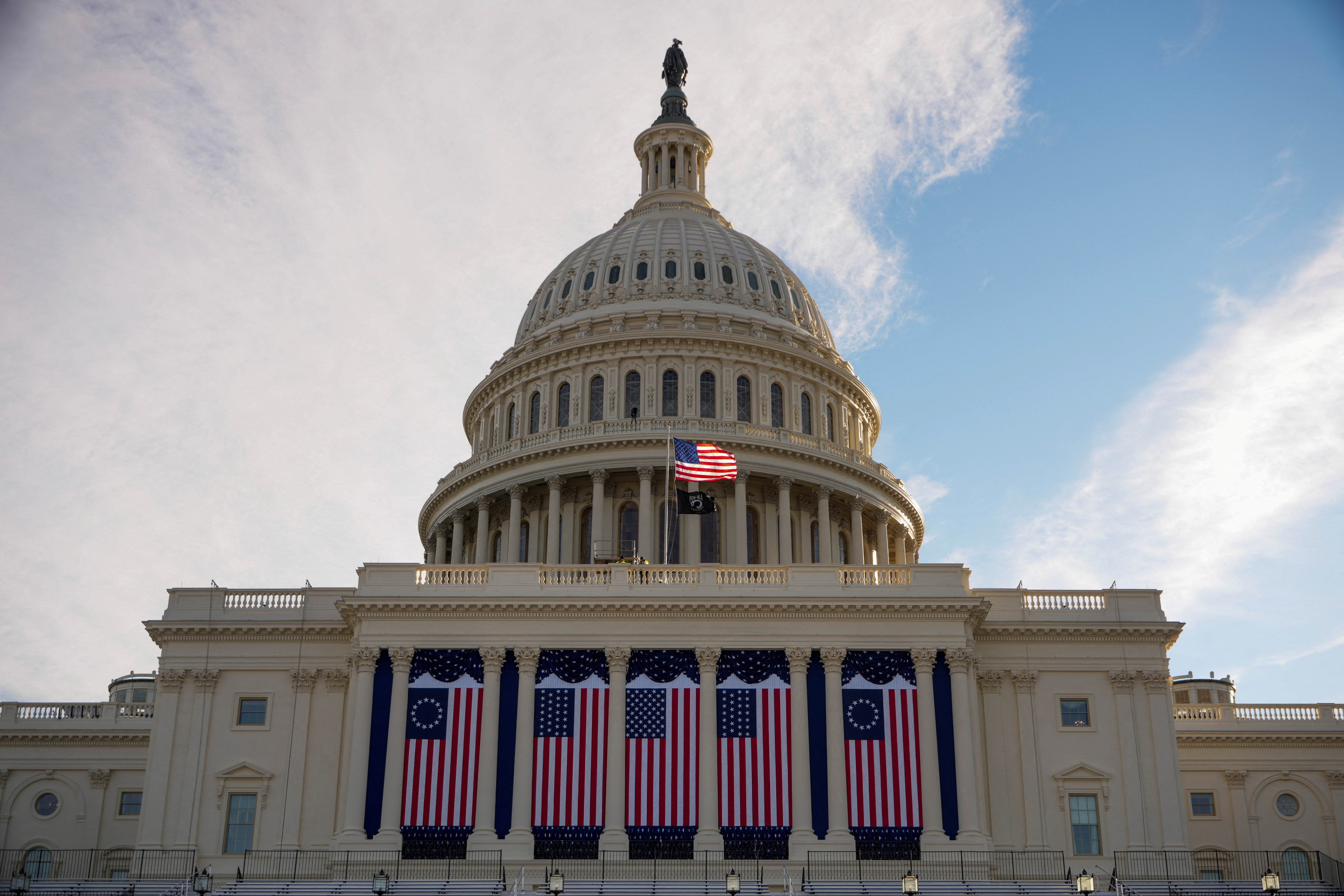 Vista exterior del edificio Capitolio el día de la inauguración del segundo mandato de Donald Trump como presidente de EE.UU.