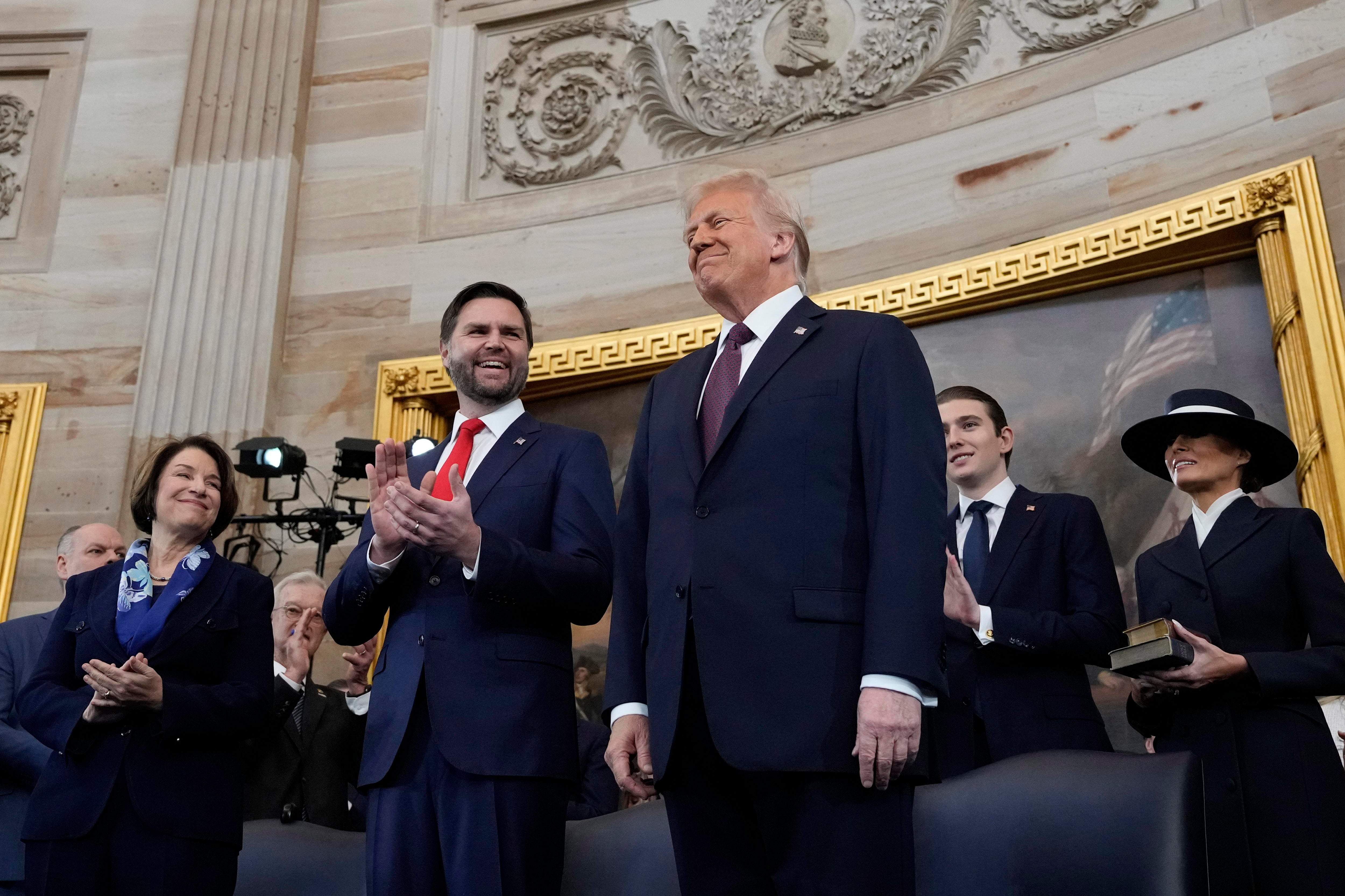 Donald Trump, derecha, y JD Vance, izquierda, en el escenario antes de prestar juramento durante la ceremonia de investidura.