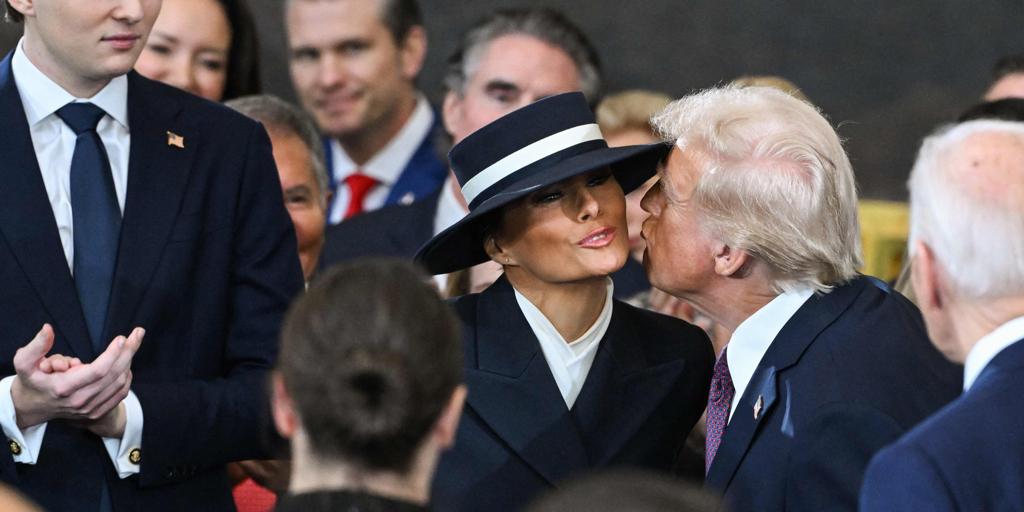 El llamativo 'no beso' entre Donald Trump y Melania en la ceremonia de investidura