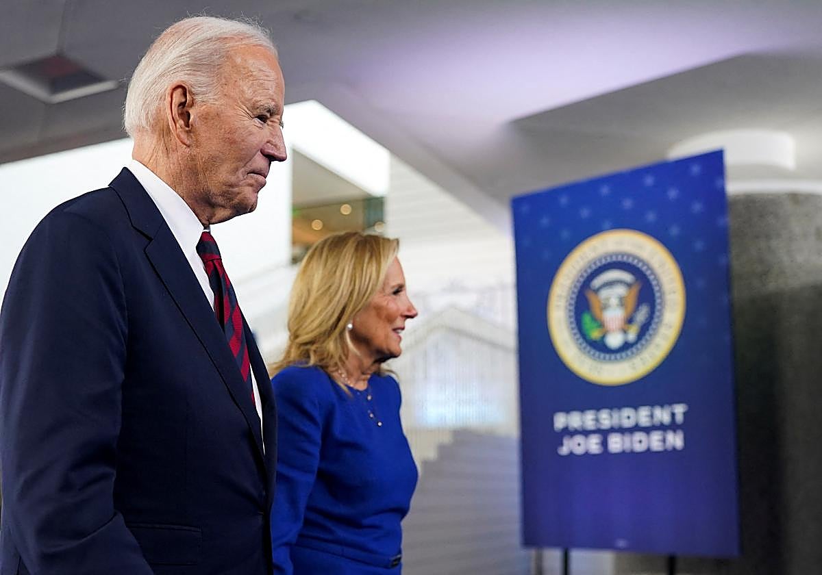 Joe Biden y su esposa visitan el museo Africano Americano en Charleston.