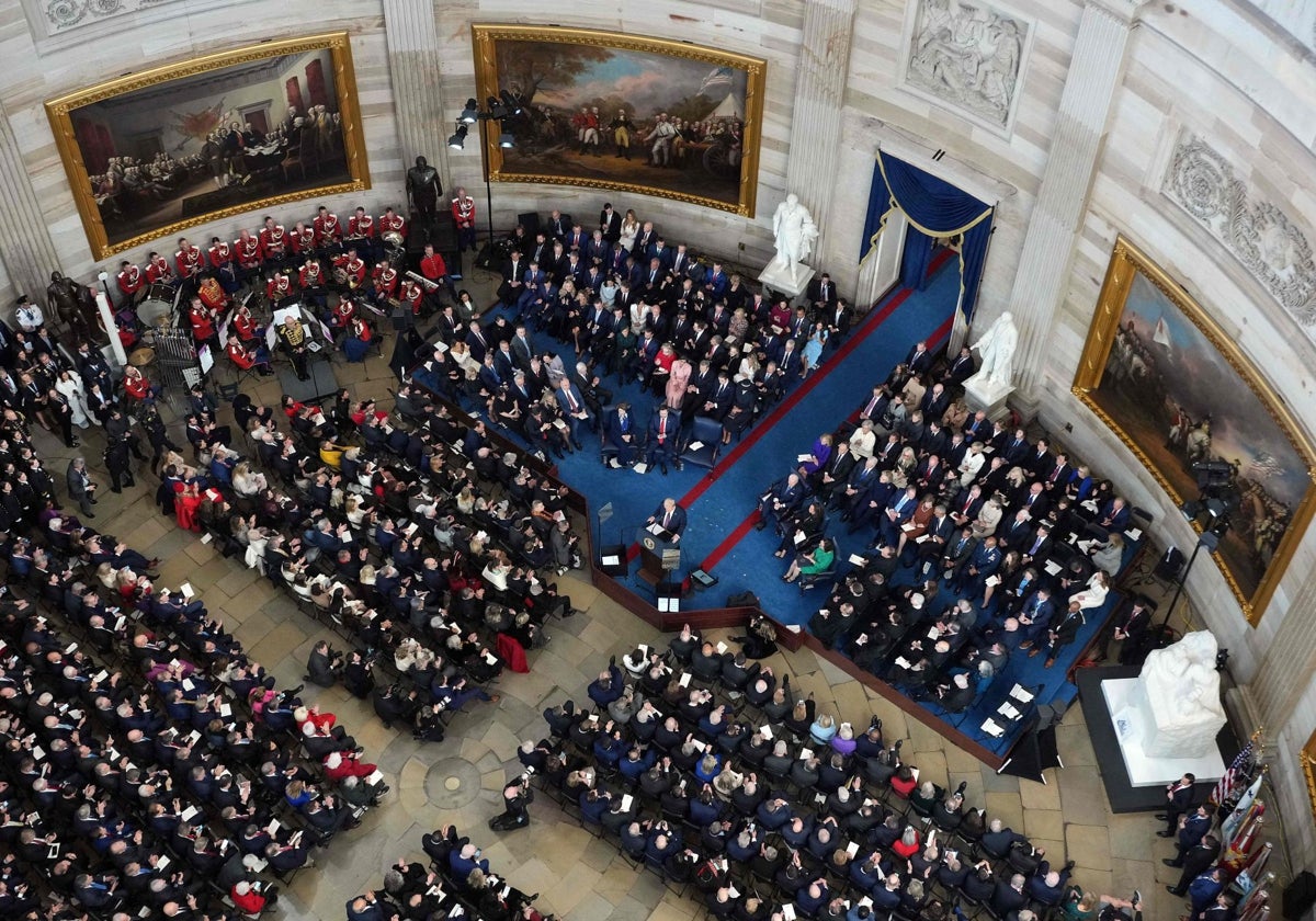 El presidente de Estados Unidos, Donald Trump, habla durante la ceremonia de investidura en la Rotonda del Capitolio