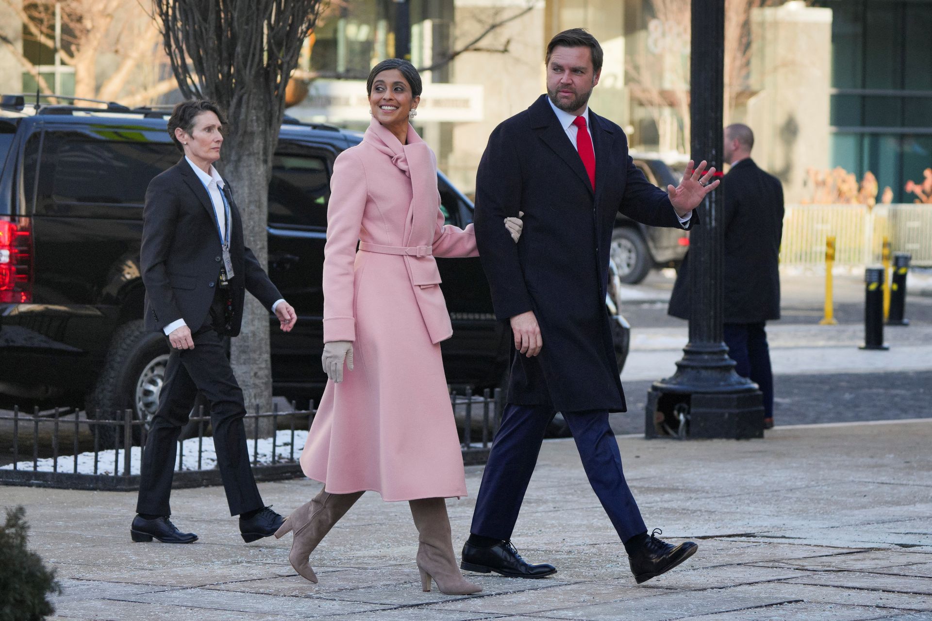 El vicepresidente electo, J. D. Vance, y su esposa, la abogada Usha Vance, a su llegada a la Iglesia Episcopal de San Juan