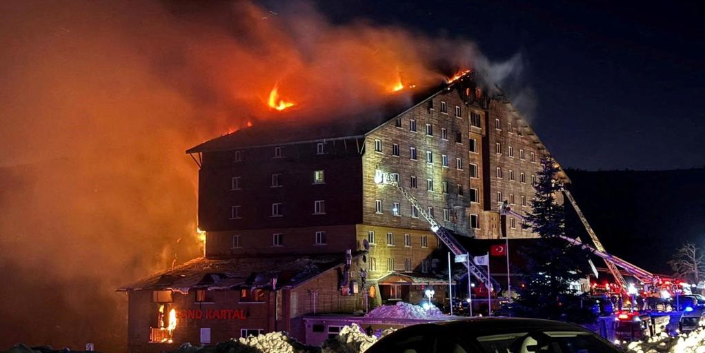 Al menos tres muertos y 21 heridos en el incendio de un hotel en una estación de esquí en Turquía